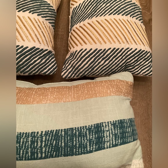 👋🏽 Last Chance👋🏽 Throw Pillow set (3) teal, gold, white - Picture 3 of 7